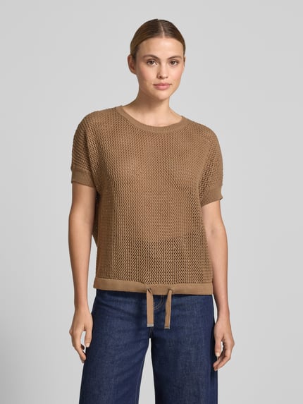 Vrouwenmodel draagt gebreide pullover met siersteentjes en tunnelkoord van monari, puur katoen, relaxed fit, ronde hals, ganzekörpervooraanzicht.