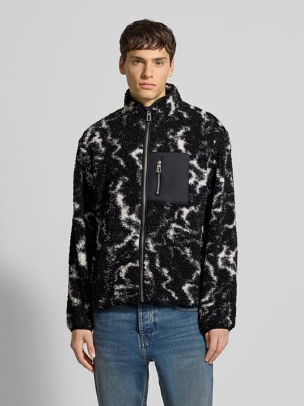 Männermodel trägt Regular Fit Teddyfell-Jacke mit Allover-Muster Modell 'JAIMY' von Only & Sons, Stehkragen, Brusttasche, Nahaufnahme Oberkörper.