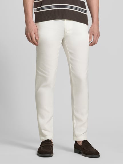 Męski model nosi Modern Fit Straight Leg Hose aus Leinen-Mix Modell 'KANE1' von BOSS, efekt: jednolity kolor, krój regular fit, zapięcie na guzik i zamek błyskawiczny, tunel, wpuszczane kieszenie, kieszenie z wypustkami, mieszanka lnu, całkowite zbliżenie przód.