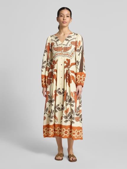 Vrouwenmodel draagt Midikleid aus Viskose-Mix mit V-Ausschnitt Modell 'Sarai' van LOLLYS LAUNDRY, A-lijn, allover print, knoopsluiting, crème, oranje en bruin, volledige lichaamsvoorzijde.