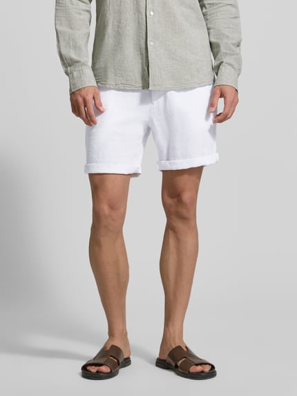 Männermodel trägt Leinenshorts mit Bindegürtel und Gesäßtaschen von MCNEAL, weiß, Reine Leinen, Straight Fit, Ganzkörperansicht von vorne.