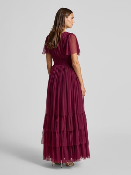 Modelka prezentuje 'Abendkleid mit tiefem V-Ausschnitt' od LACE & BEADS w kolorze burgundowym, efekt stopniowania, tasiemka w talii, długa sukienka, linia a, długość tyłu w rozmiarze S: 149 cm, szerokość w rozmiarze S: 38 cm, długość rękawów w rozmiarze S: 27 cm, pełny widok sylwetki z tyłu.