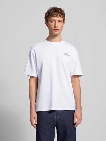 Męski model nosi Regular Fit T-Shirt aus Baumwoll-Mix Modell 'CASPIAN' von Only & Sons, efekt: jednolity kolor, napis, okrągły dekolt, krótki rękaw, mieszanka bawełny, Ganzkörperansicht von vorne.