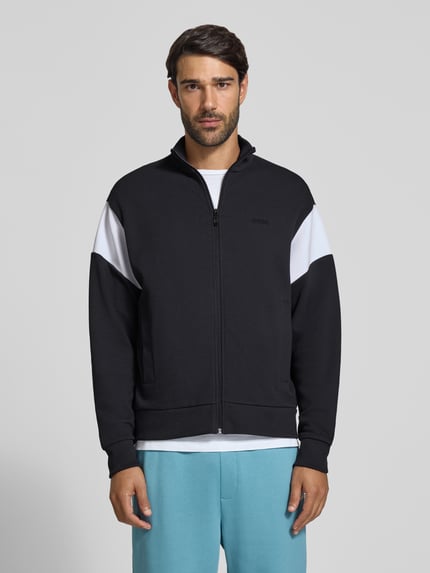 Männermodel trägt Regular Fit Sweatjacke aus Baumwoll-Mix Modell 'SW_Union Skaz' von BOSS, schwarze und weiße Farbakzente, Ganzkörperansicht von vorne, Herren Sweatjacke von BOSS.