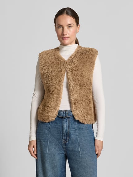 Frauenmodel trägt Regular Fit Weste aus Kunstfell von Oui in Beige mit V-Ausschnitt und ärmellosem Design, Ganzkörperansicht von vorne.