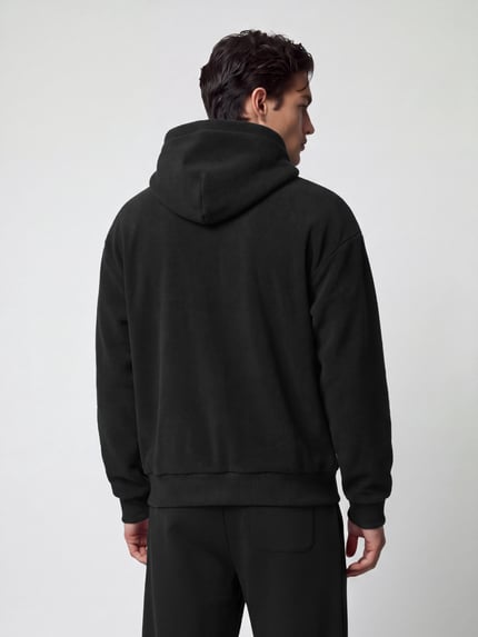 Männermodel trägt Regular Fit Sweatshirt mit Teddyfleece-Kapuze von BOSS Green, jednokolorowy, krój regular fit, kieszeń kangurka, kaptur, polar baranek, prążkowana dzianina, detal z logo, Ganzkörperansicht Rückansicht.