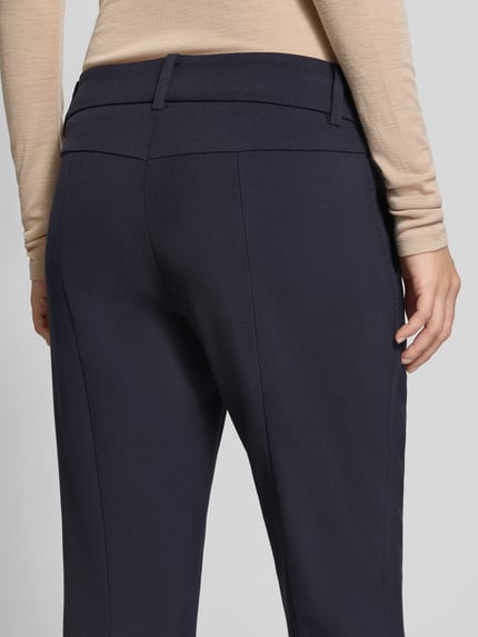 Frauenmodel trägt Regular Fit Schmale Hose mit Viskose-Baumwoll-Anteil Modell 'FARAH' von CAMBIO, glatter dunkelblauer Stoff, Detailaufnahme, Damen Schmale Hose von CAMBIO.