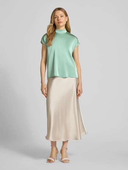 Frauenmodel trägt Blusenshirt mit Stehkragen von Jake*s Collection in Mintgrün, Material-Mix mit Stretch-Anteil, Regular-Fit, Rückseitiger Reißverschluss, Rückenlänge bei Größe 38: 59 cm, Ganzkörperansicht von vorne
