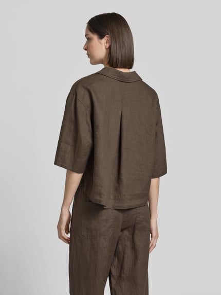 Frauenmodel trägt Regular Fit Leinenbluse mit Brusttasche Modell 'Flippa' von OPUS, reine Leinen, Ganzkörperansicht Rückansicht.