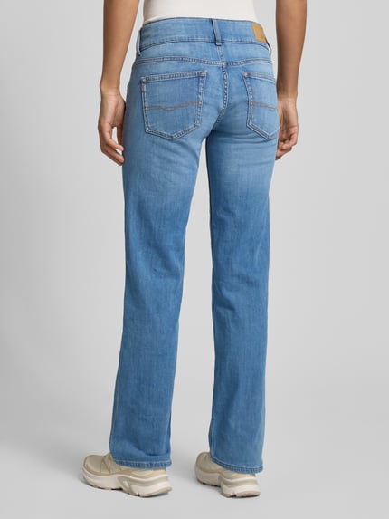 Vrouwenmodel draagt Straight Fit Jeans uit katoenmix model 'VENUS' van Pepe Jeans, denimlook met labelpatch, studs, 5-pocketmodel, contrastnaden, knoop- en ritssluiting, katoenmengsel, geheel lichaamsaanzicht achteraan.