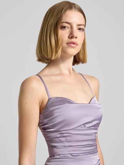 Kobiece model nosi sukienka wieczorowa 'Abendkleid mit rückseitig überkreuzten Spaghettiträgern' von Mascara z satyny, dopasowany krój, dekolt w kształcie serca, szerokość w rozmiarze 36: 38 cm, długość tyłu w rozmiarze 36: 160 cm, widok z przodu, zbliżenie na górną część ciała