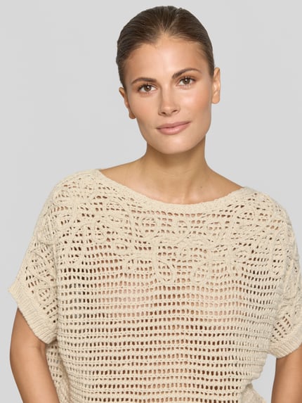 Frauenmodel trägt Strickpullover mit U-Boot-Ausschnitt und 1/2-Arm von Oui aus Baumwoll-Mix in Beige, Relaxed-Fit, Nahaufnahme Oberkörper.