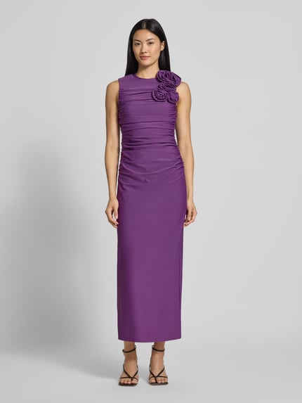 Vrouwenmodel draagt paars maxi-jurk cocktailjurk met bloemenapplicatie Model 'DONA' van YAS, materiaalmix met stretch, nauw aansluitend, ronde hals, ruglengte maat S 133 cm, borstwijdte 32 cm, Ganzkörperansicht von vorne.