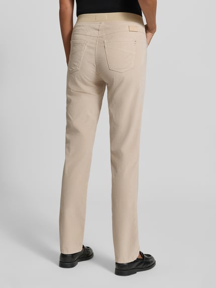 Frauenmodel trägt Slim Fit Jeans aus Baumwoll-Viskose-Mix Modell 'Pamina' von Raphaela By Brax in Beige, Damen Straight Fit Jeans, Ganzkörperansicht Rückansicht.