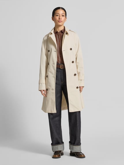 Vrouwenmodel draagt Regular Fit Trenchcoat aus Baumwoll-Mix van s.Oliver RED LABEL, effen beige, rechte snit, lange mouwen, klepzakken, kraag, dubbele knoopsluiting, katoenmengsel, frontale volledige lichaamsweergave.