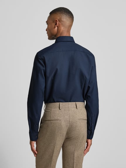 Männermodel trägt Super Slim Fit Business-Hemd mit Kentkragen von Jake*s in Dunkelblau, Material-Mix mit Stretch, Ganzkörperansicht Rückansicht