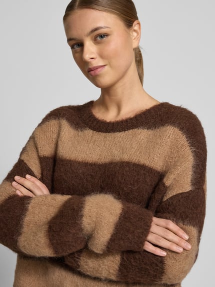 Vrouwenmodel draagt Relaxed Fit Strickpullover mit Woll-Mohair-Anteil van Smith and Soul, beige-bruin gestreept, ronde hals, materiaal-mix, Nahaufnahme bovenlichaam.