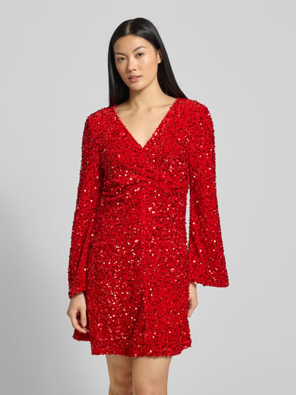 Frauenmodel trägt Minikleid mit Pailletten Modell 'BARINA' von Vila, A-Linie, V-Ausschnitt, Rot, Ganzkörperansicht von vorne.