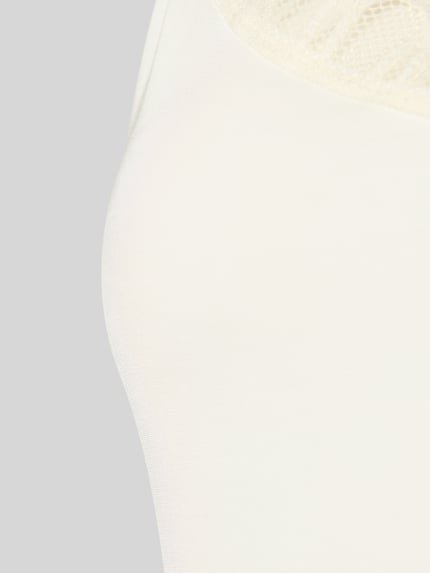 Produktfoto, cremefarbenes Unterhemd mit Wellensaum Modell 'Poetry' von Mey, glatte Struktur, taillierte Passform, Detailaufnahme