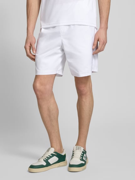 Männermodel trägt Relaxed Fit Sport-Shorts mit Logo-Stitching von Lacoste, Optik: Unifarben, Passform: Relaxed-Fit, seitliche Eingrifftaschen, Tunnelzug, Bundabschluss: elastisch, Ganzkörperansicht von vorne.