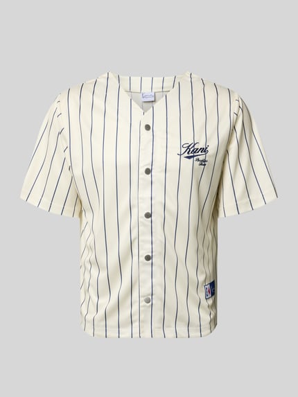 Produktfoto, Regular Fit Freizeithemd mit Logo-Stitching von KARL KANI in Creme mit blauen Streifen, V-Ausschnitt, durchgängige Knopfleiste, Kurzärmelig, Rückenlänge 64 cm, Schulterbreite 45 cm, Ärmellänge 27 cm