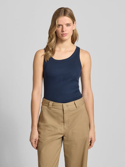 Frauenmodel trägt Slim Fit Tank Top aus Baumwoll-Mix von Marc O'Polo Denim in Optik: Unifarben, Feinripp, U-Ausschnitt, schmale Träger, Nahaufnahme Oberkörper.