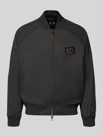 Produktfoto, Bomberka z zamkiem błyskawicznym od Armani Exchange, mieszanka bawełny, krój regular fit, prążkowane wykończenia, stójka, detal z logo, wpuszczane kieszenie, długość tyłu 66 cm, szerokość ramion 50 cm, szerokość klatki piersiowej 44 cm, długość rękawów 65 cm, kolor czarny, gładka tekstura