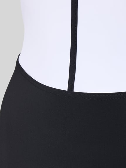 Mädchen trägt Badeanzug mit Shaping-Effekt Modell 'Silvia' von Arena, schwarz-weißer Material-Mix, Sensitive® Fabrics, Nahaufnahme Oberkörper, stretchowy materiał, ochrona UV, odporny na chlor, szybkoschnący, B-cup, przylegający krój.
