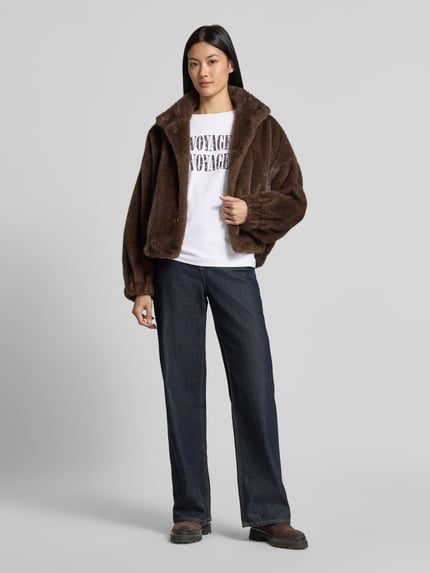 Frauenmodel trägt Longsleeve mit Statement-Print von COMMA, weiß, schwarz bedruckt, Baumwoll-Elasthan-Mix, gerader Schnitt, Ganzkörperansicht von vorne.