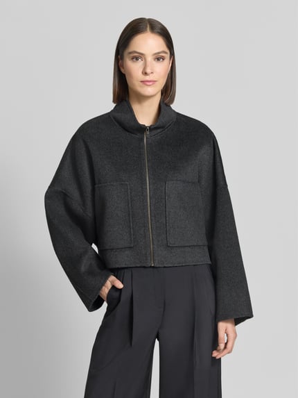 Frauenmodel trägt Jacke aus Woll-Mix mit Reißverschluss Modell 'ELSTOW' von DRYKORN in Dunkelgrau, Boxy Fit, Ganzkörperansicht von vorne.