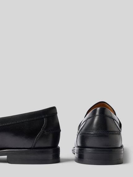 Produktfoto, glänzender schwarzer Loafer aus echtem Rindsleder Modell 'STEVEN' von Vagabond, weiche Glattleder-Textur, Herren Schnürschuhe von Vagabond