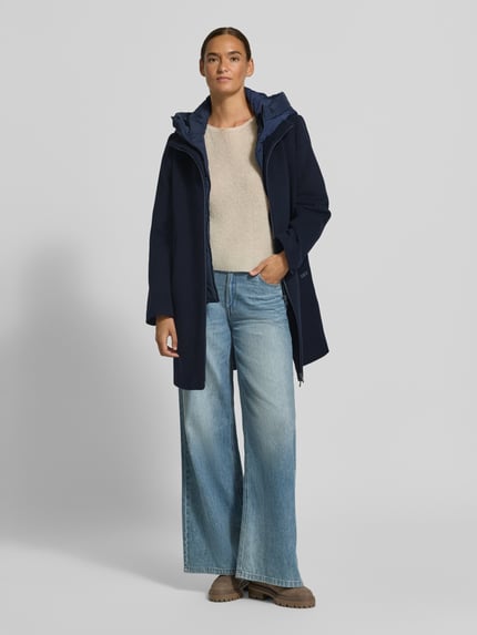 Frauenmodel trägt Mantel aus Schurwoll-Mix mit Kaschmir-Anteil Modell 'MIRALO' von CINQUE, dunkelblau, lockere Passform, Kapuze, Zweiwege-Reißverschluss, glatte Textur, Jeans und Pullover, Ganzkörperansicht von vorne, Regular Fit, Rückenlänge 91 cm bei Größe 36, Schulterbreite 39 cm, Brustweite 53 cm, Ärmellänge 62 cm.
