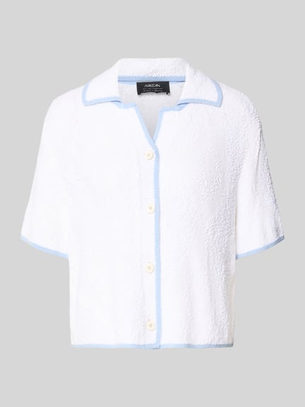 Produktfoto, gebreid jack met viscose van Marc Cain in wit en lichtblauw, recht model, platte kraag, knoopsluiting, 1/2-mouwen, katoen- en viscosemix