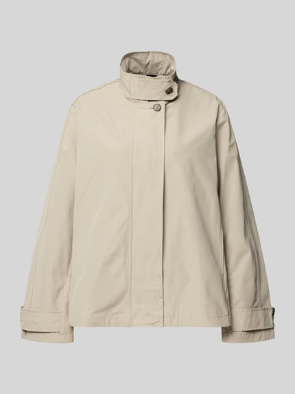 Produktfoto, Jacke mit Ärmelriegeln Modell 'NEBU' von ECOALF, beżowy kolor, luźny krój, stójka z zapięciem na guzik, zapięcie kryte, kieszenie, długość tyłu w rozmiarze S: 64 cm, szerokość ramion w rozmiarze S: 47 cm, szerokość w rozmiarze S: 57 cm, długość rękawa w rozmiarze S: 62 cm