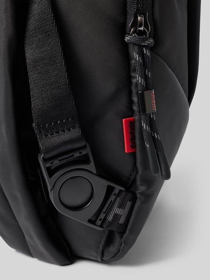 Produktfoto, torba na ramię Umhängetasche mit Label-Applikation Modell 'AYDEN_NEW_NS' von HUGO, efekt: jednolity kolor, zapięcie: zamek błyskawiczny, podział: główna przegroda, przegródka zapinana na zamek błyskawiczny, przegródka, aplikacja z metką, pasek na ramię