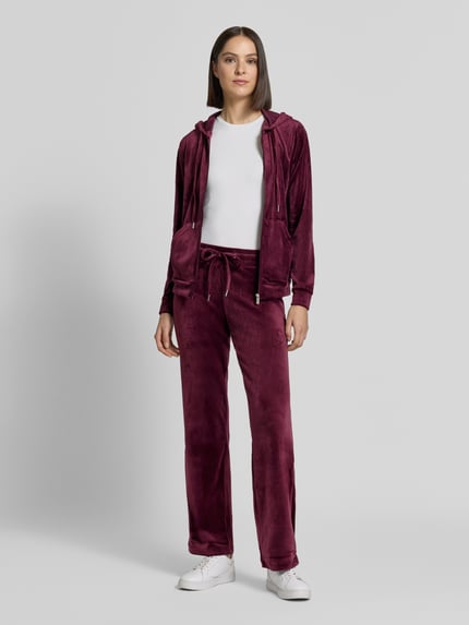 Vrouwenmodel draagt Twinset met Kangoeroezak Model 'MITZA SET' van b.young, Materiaalmix met stretch, regular fit, Jack met capuchon, tunnelkoord, ritssluiting, broek met elastische band en tunnelkoord, Bourgondiërood, zachte textuur, mat oppervlak, volledige lichaamsweergave van voren.
