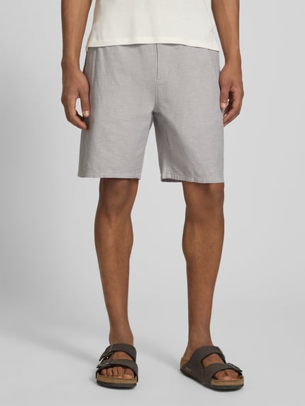 Mannenmodel draagt Shorts met elastische tailleband van Scotch & Soda, regular fit, katoen-linnenmix, tunnelkoord, zandkleur, volledige lichaamsvoorzijde.