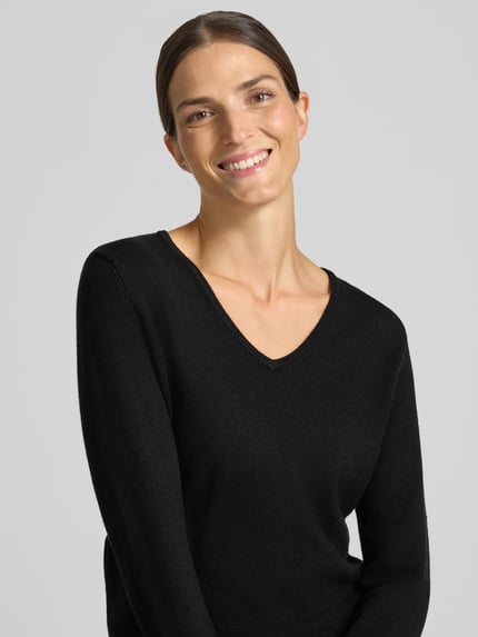 Vrouwenmodel draagt Regular Fit Sweatshirt aus Viskose-Anteil van Christian Berg Woman in zwart Viscosemix, V-hals, ribboorden, mouwlengte 48 cm, ruglengte 63 cm, Nahaufnahme bovenlichaam.