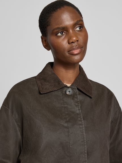 Männermodel trägt Funktionsjacke mit verdeckter Knopfleiste Modell 'Haminu' von OPUS, unifarben, Umlegekragen, Nahaufnahme Oberkörper.