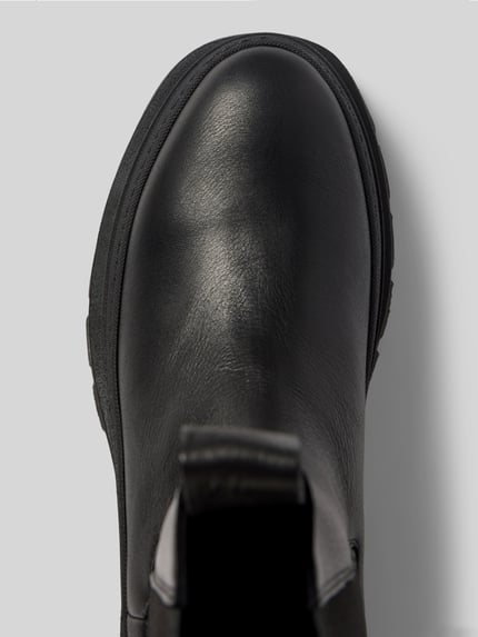 Produktfoto, Stiefel aus echtem Leder mit Logo-Detail von Copenhagen in Schwarz, abgerundete Passform, profilierte Sohle, Nahaufnahme, Damenmodell, Absatzhöhe 5 cm, Schafthöhe 24 cm, Schaftweite 12 cm