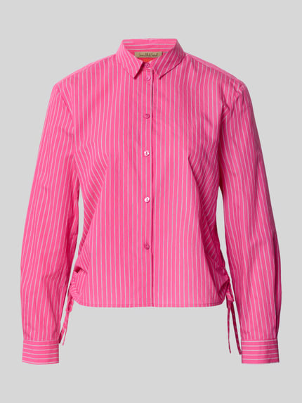 Produktfoto, Hemdbluse mit seitlichen Schnürungen und Hemdblusenkragen von Smith and Soul, pink-weiß gestreifter Baumwoll-Mix, Regular-Fit, Knopfleiste, Sportmanschetten, Rückenlänge 56 cm, Ärmellänge 59 cm, Damen