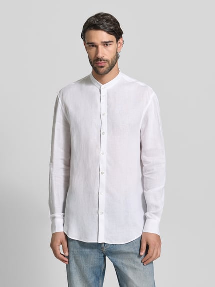 Männermodel trägt weißes Regular Fit Freizeithemd im langärmeligen Design von Emporio Armani mit Stehkragen, Ganzkörperansicht von vorne.