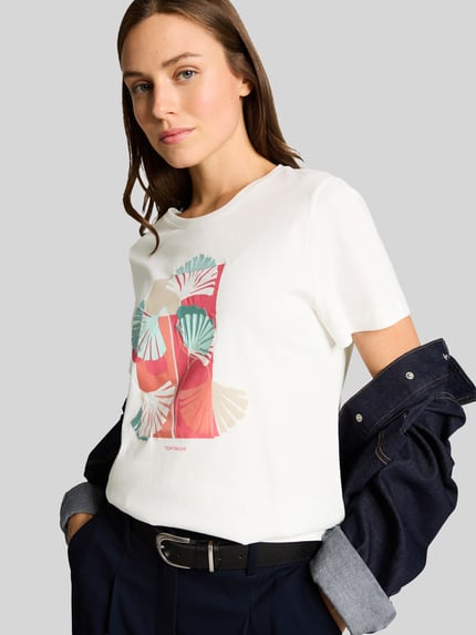 Frauenmodel trägt Regular Fit T-Shirt aus reiner Baumwolle von Tom Tailor, Optik: Unifarben, Motiv-Print-Stitching, Jersey, Nahaufnahme Oberkörper.