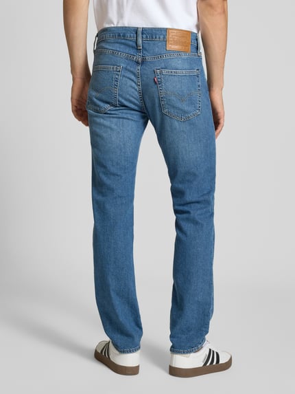 Männermodel trägt Jeans mit 5-Pocket-Design von Levi's®, blau, Slim Fit, katoen-elastaanmix, Ganzkörperansicht Rückansicht.