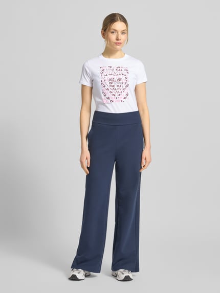 Vrouwenmodel draagt Regular Fit T-Shirt uit pure katoen van Tom Tailor Denim, meerkleurig gestreept, label stitching, ronde hals, korte mouw, jersey, frontaal volledige lichaamsweergave.