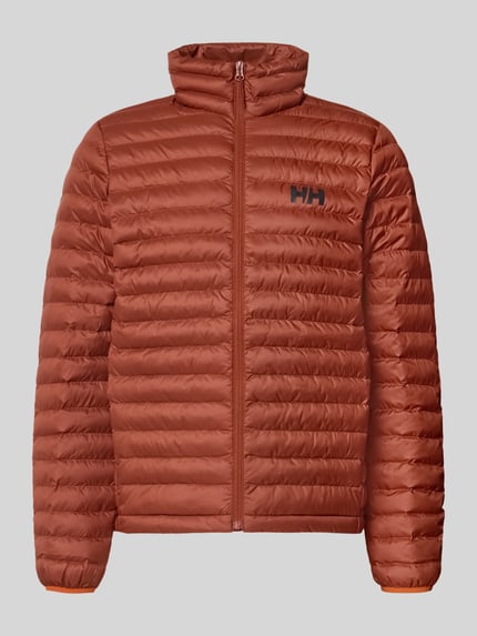 Produktfoto, Steppjacke mit Label-Print von Helly Hansen in Braun, gerade Passform, Stehkragen, sichtbarer Reißverschluss, glatte Struktur