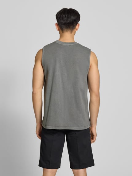 Männermodel trägt graues Tanktop mit Logo-Stitching Modell 'Signar' von Pegador, Baumwolle, gerader Schnitt, Ganzkörperansicht Rückansicht.