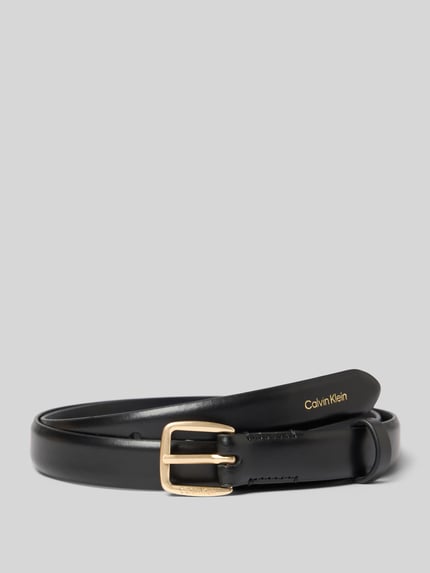 Produktfoto, Damen Gürtel aus Echtleder Modell ESSENTIAL BUCKLE 20MM von CK Calvin Klein, Schwarz mit goldfarbener Gürtelschnalle auf neutralem Hintergrund