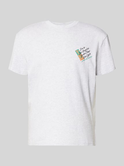 Produktfoto, Regular Fit T-Shirt aus reiner Baumwolle von Tommy Jeans, Optik: unifarben, Label-Print, Rundhals, Kurzarm, Jersey-Material, weiße Farbe, glatte Textur.