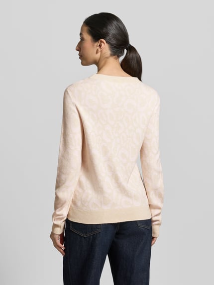 Modelka kobieca ma na sobie Slim Fit Pullover aus Viskose-Mix Modell 'JACQUARD' od Vila, mieszanka wiskozy, sweter żakardowy, imitacja dzianiny, haft zwierzęcy na całej powierzchni, okrągły dekolt, elastyczne wykończenia, długość tyłu w rozmiarze S 59 cm, długość rękawa 51 cm, jasnoróżowy, widok całej sylwetki z tyłu.